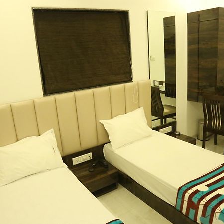 Hotel Magnum Airport T-2 Мумбай Екстериор снимка