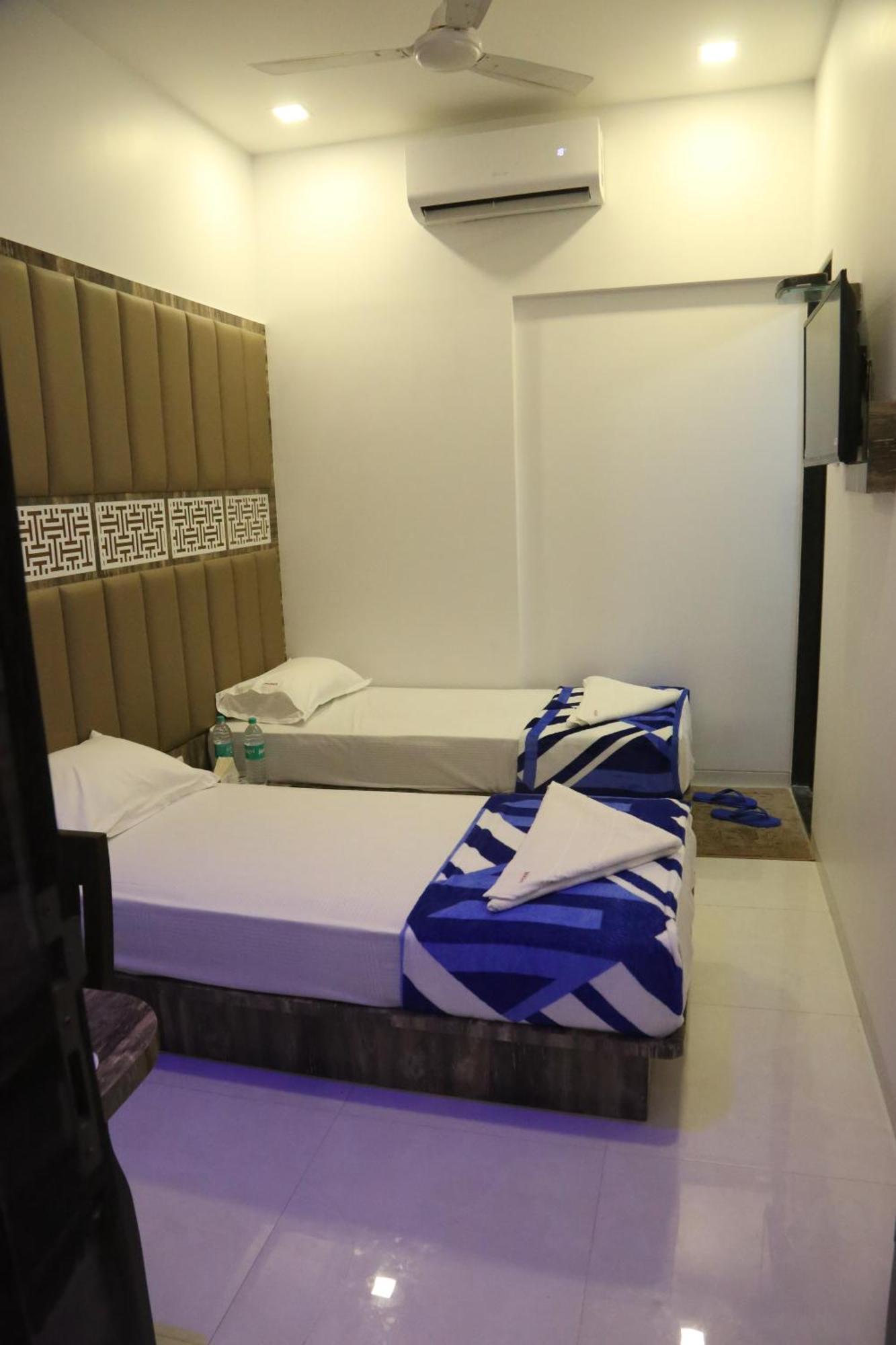 Hotel Magnum Airport T-2 Мумбай Екстериор снимка