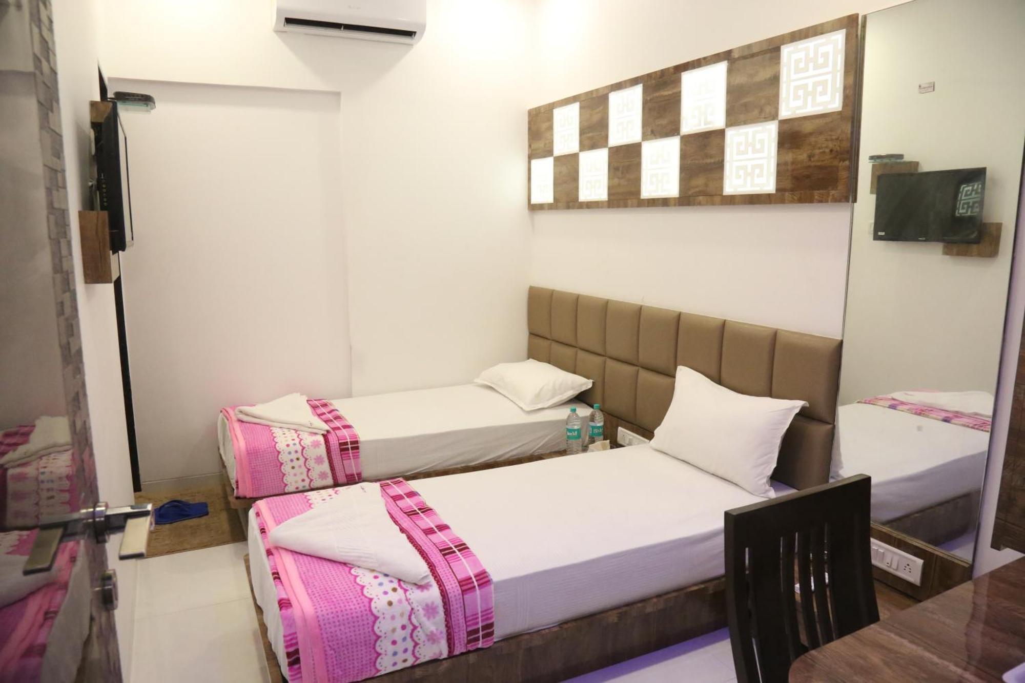 Hotel Magnum Airport T-2 Мумбай Екстериор снимка