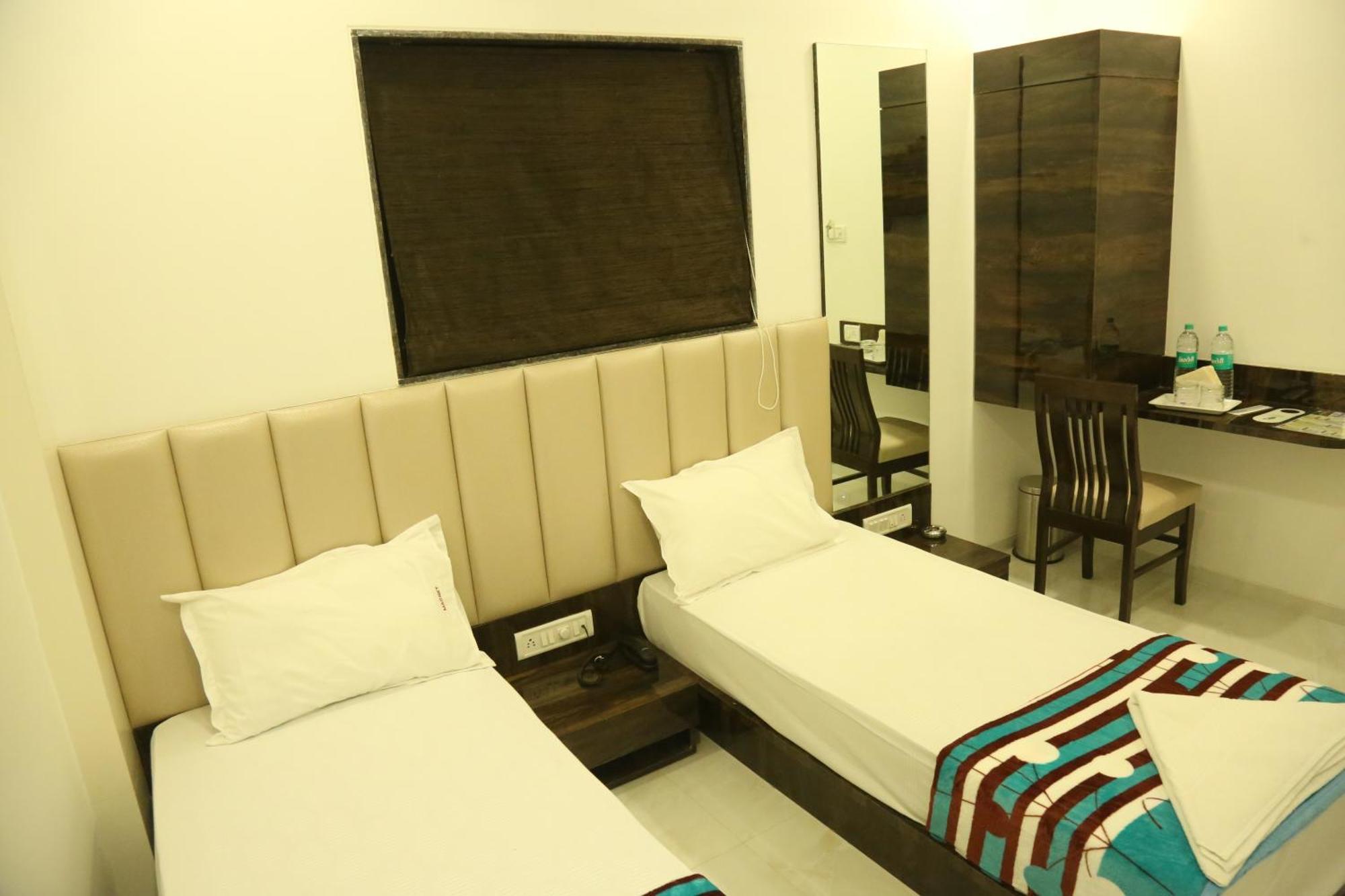 Hotel Magnum Airport T-2 Мумбай Екстериор снимка