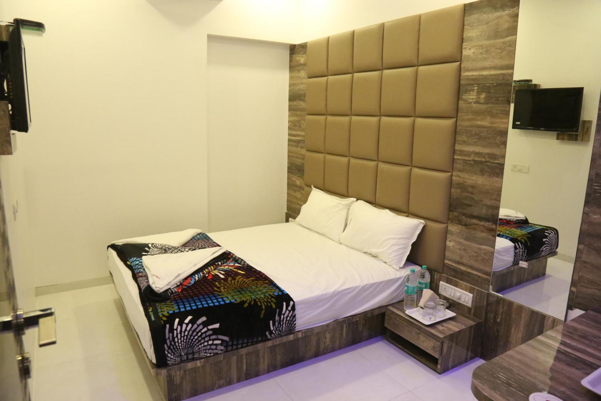 Hotel Magnum Airport T-2 Мумбай Екстериор снимка