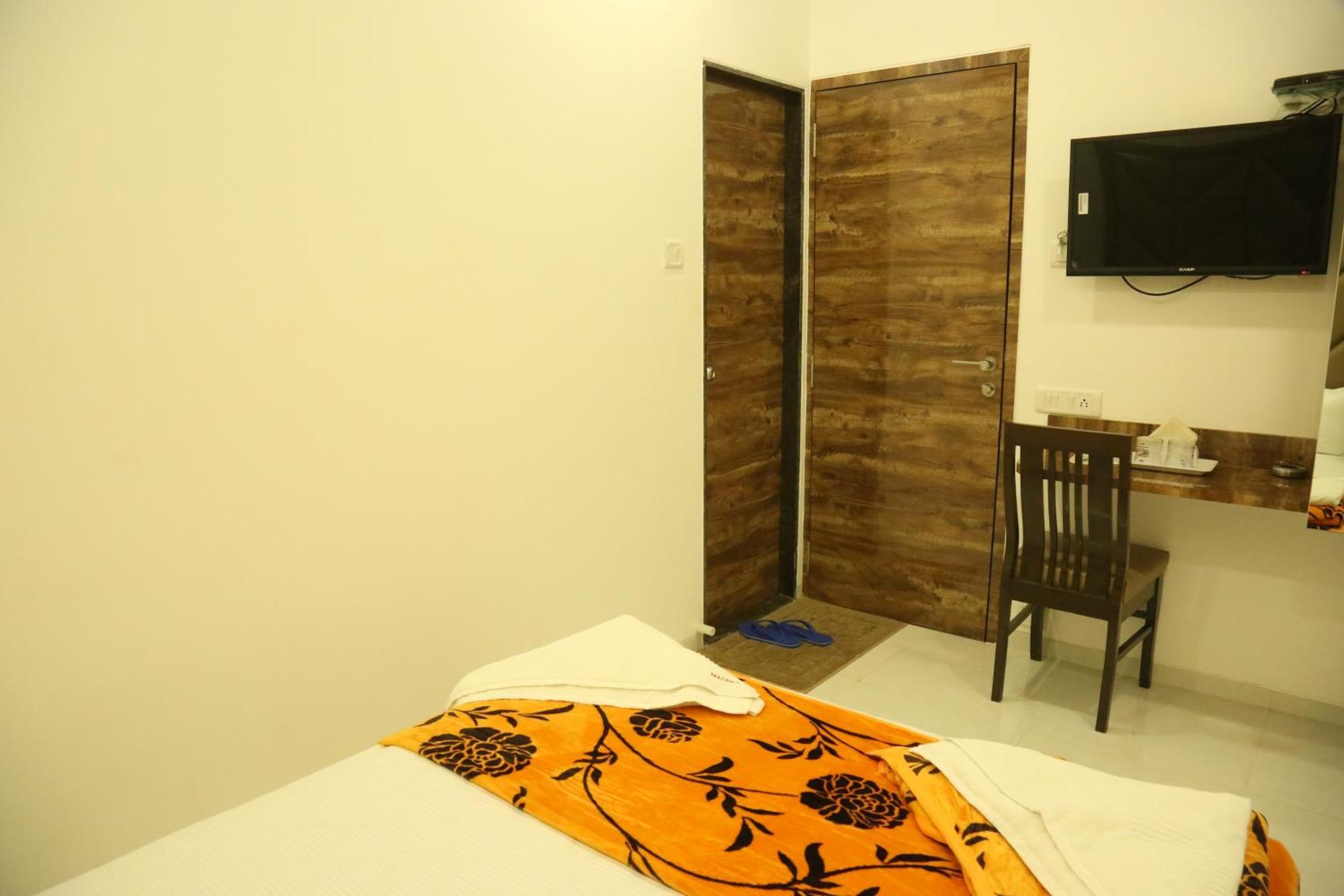 Hotel Magnum Airport T-2 Мумбай Екстериор снимка