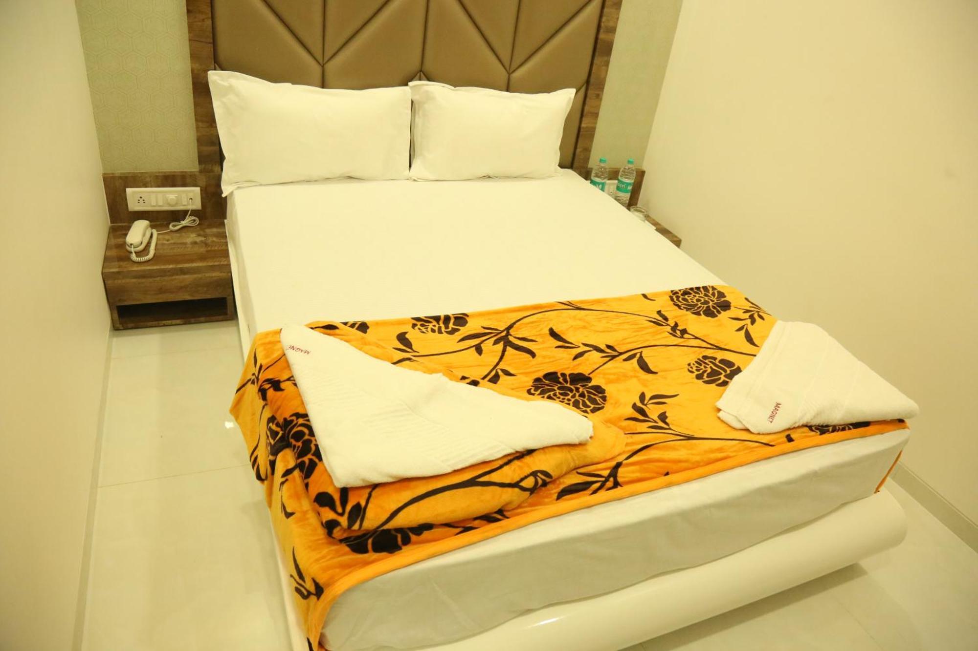 Hotel Magnum Airport T-2 Мумбай Екстериор снимка