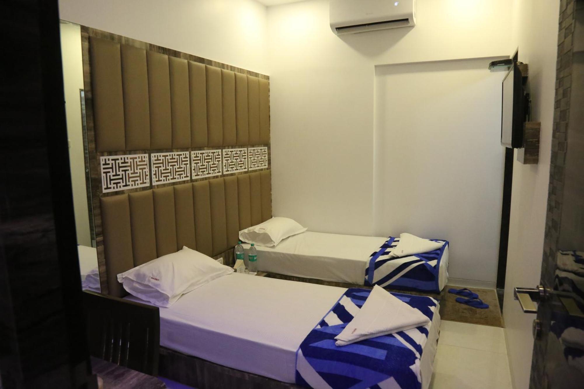 Hotel Magnum Airport T-2 Мумбай Екстериор снимка