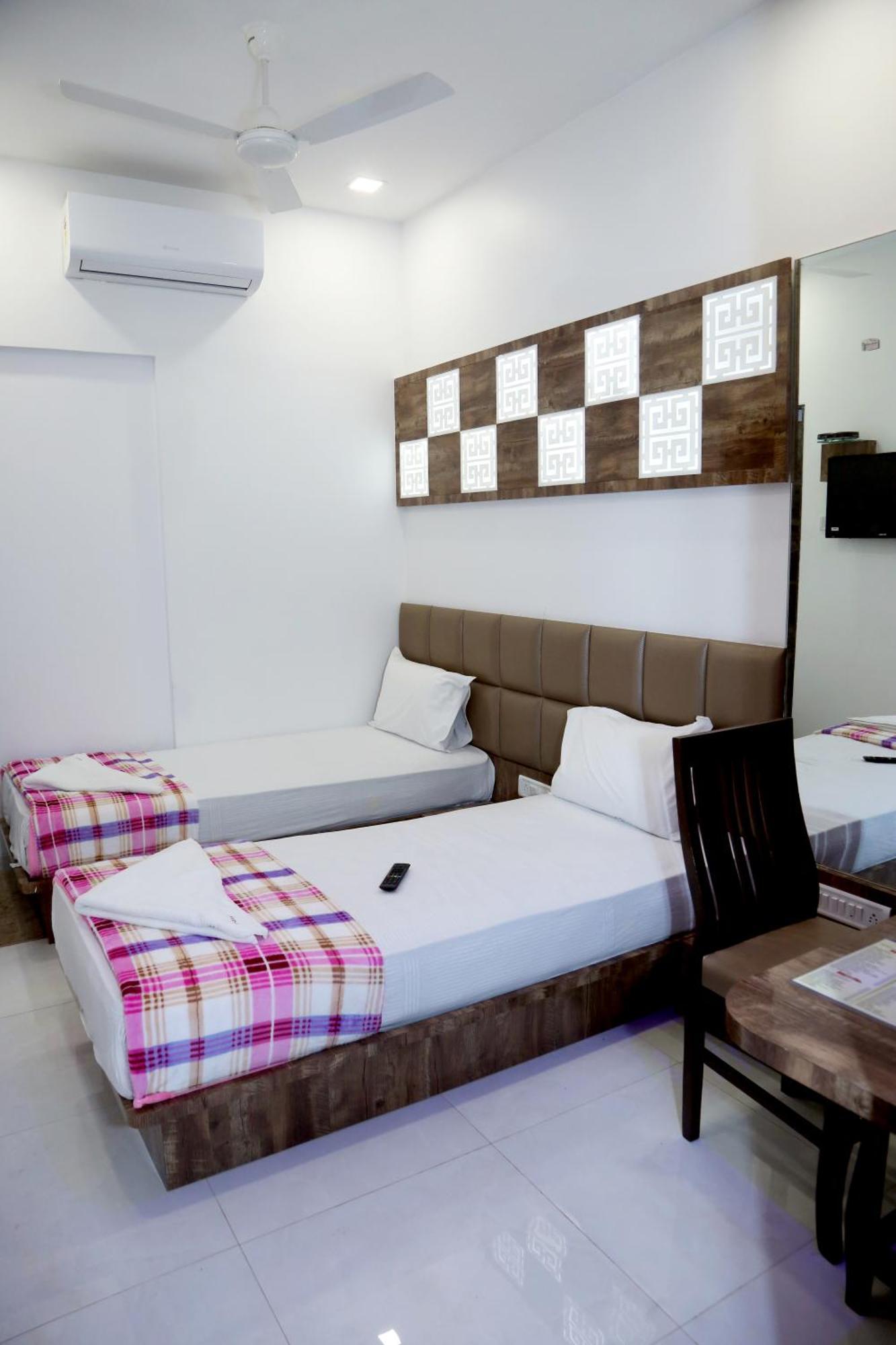 Hotel Magnum Airport T-2 Мумбай Екстериор снимка