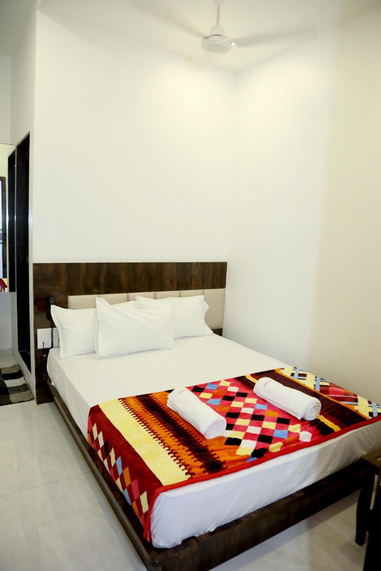 Hotel Magnum Airport T-2 Мумбай Екстериор снимка