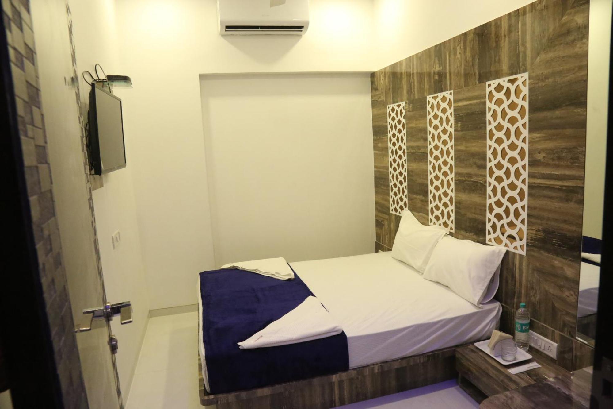 Hotel Magnum Airport T-2 Мумбай Екстериор снимка