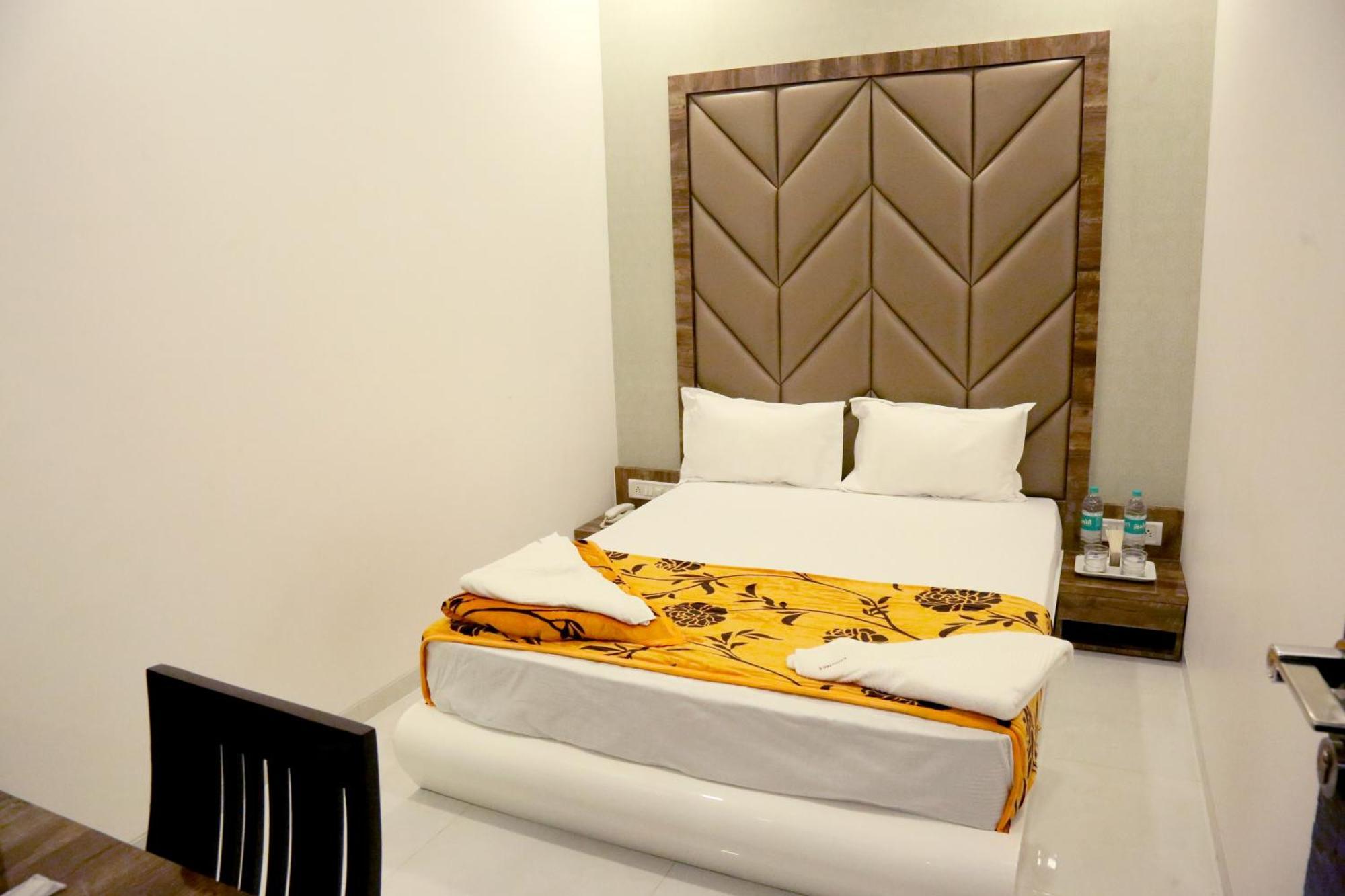 Hotel Magnum Airport T-2 Мумбай Екстериор снимка