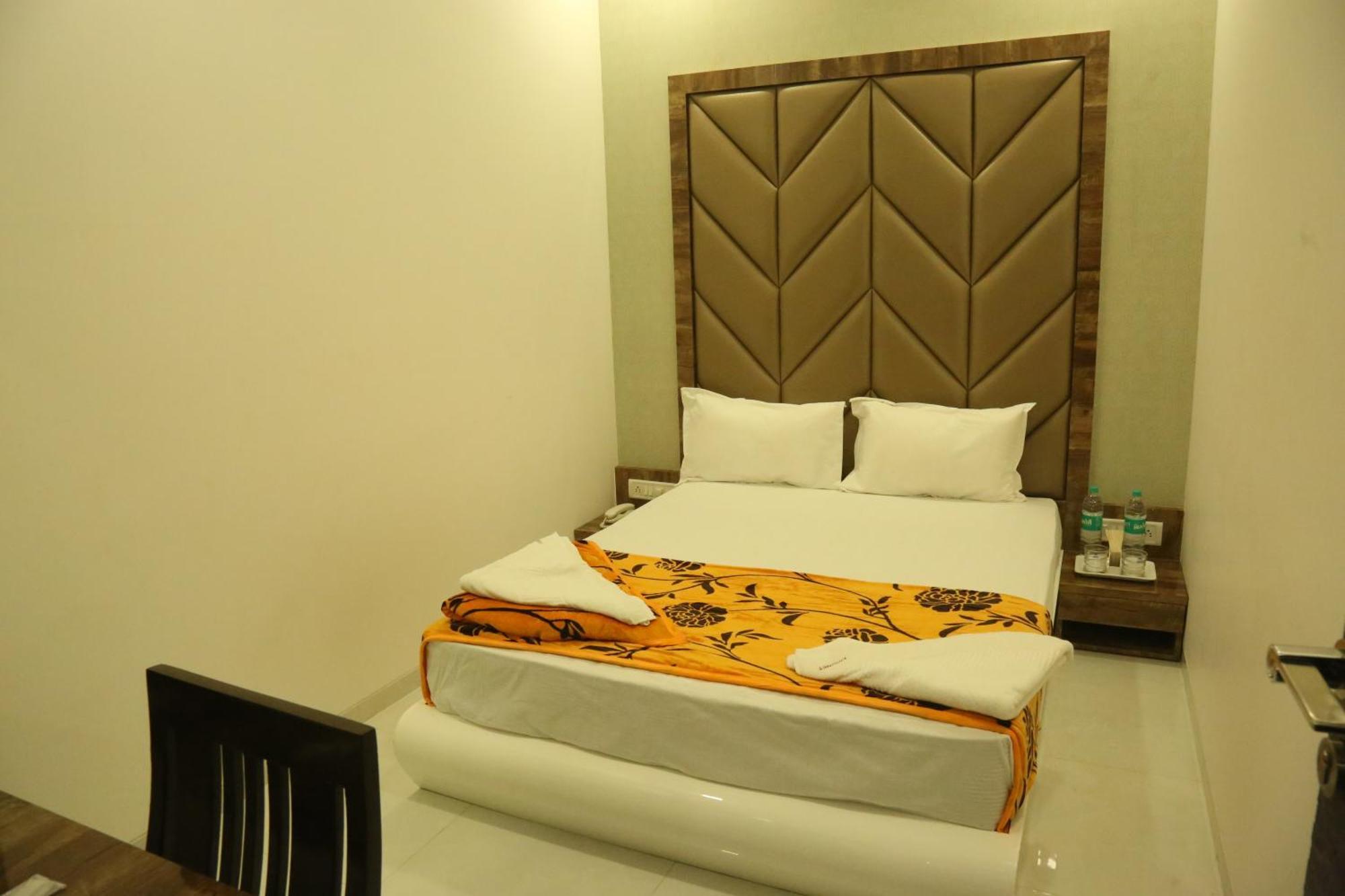 Hotel Magnum Airport T-2 Мумбай Екстериор снимка