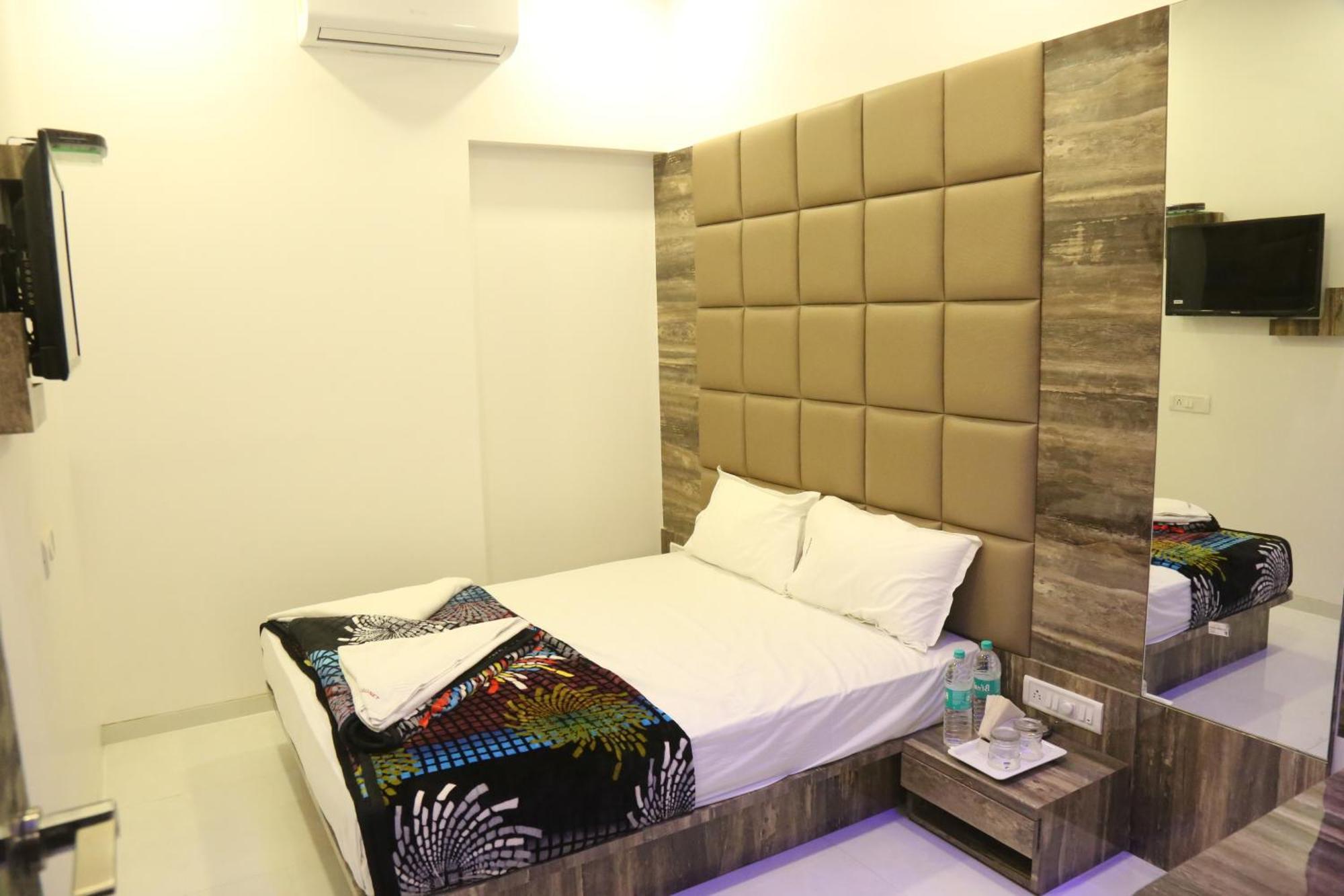 Hotel Magnum Airport T-2 Мумбай Екстериор снимка