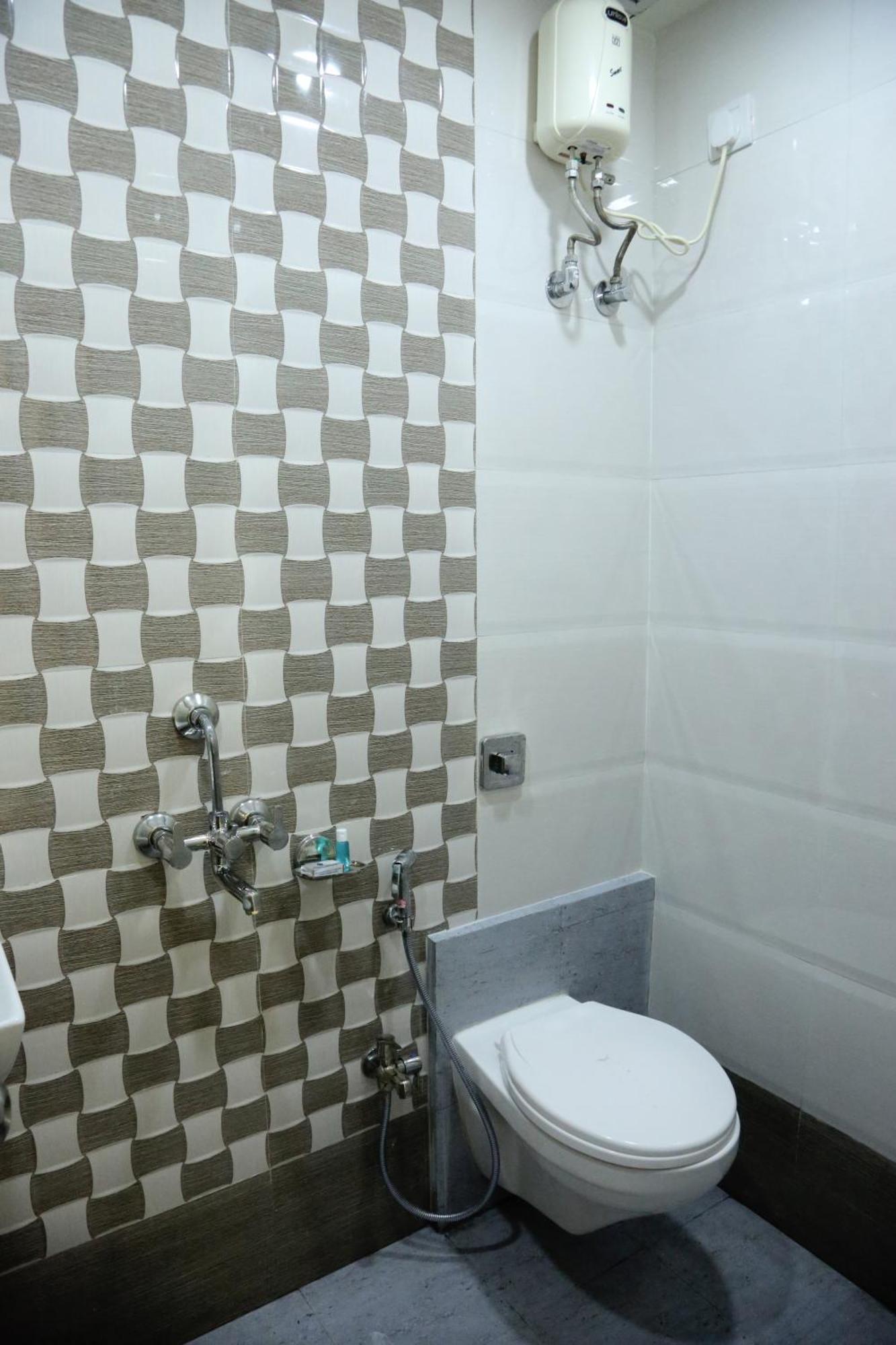 Hotel Magnum Airport T-2 Мумбай Екстериор снимка