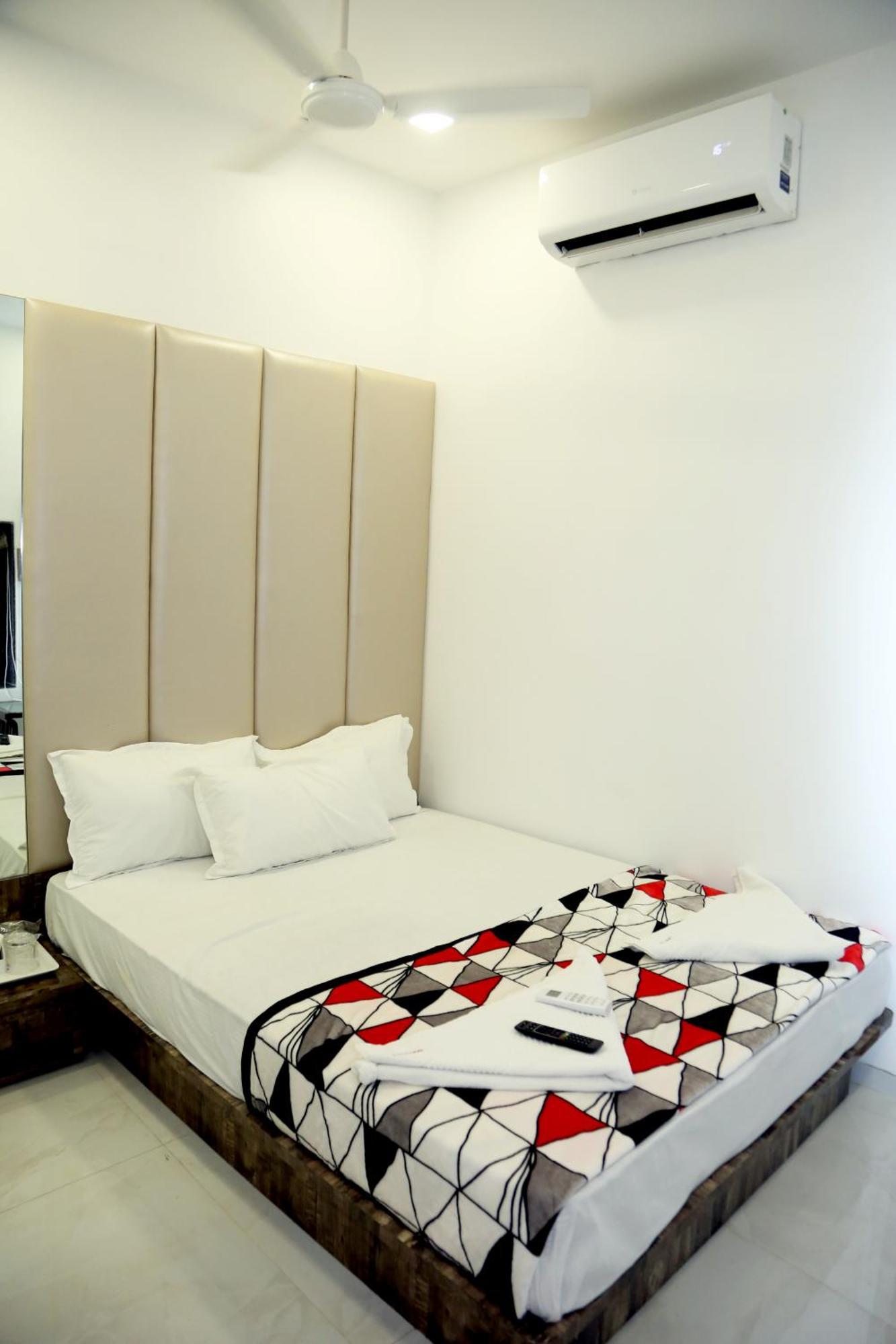 Hotel Magnum Airport T-2 Мумбай Екстериор снимка