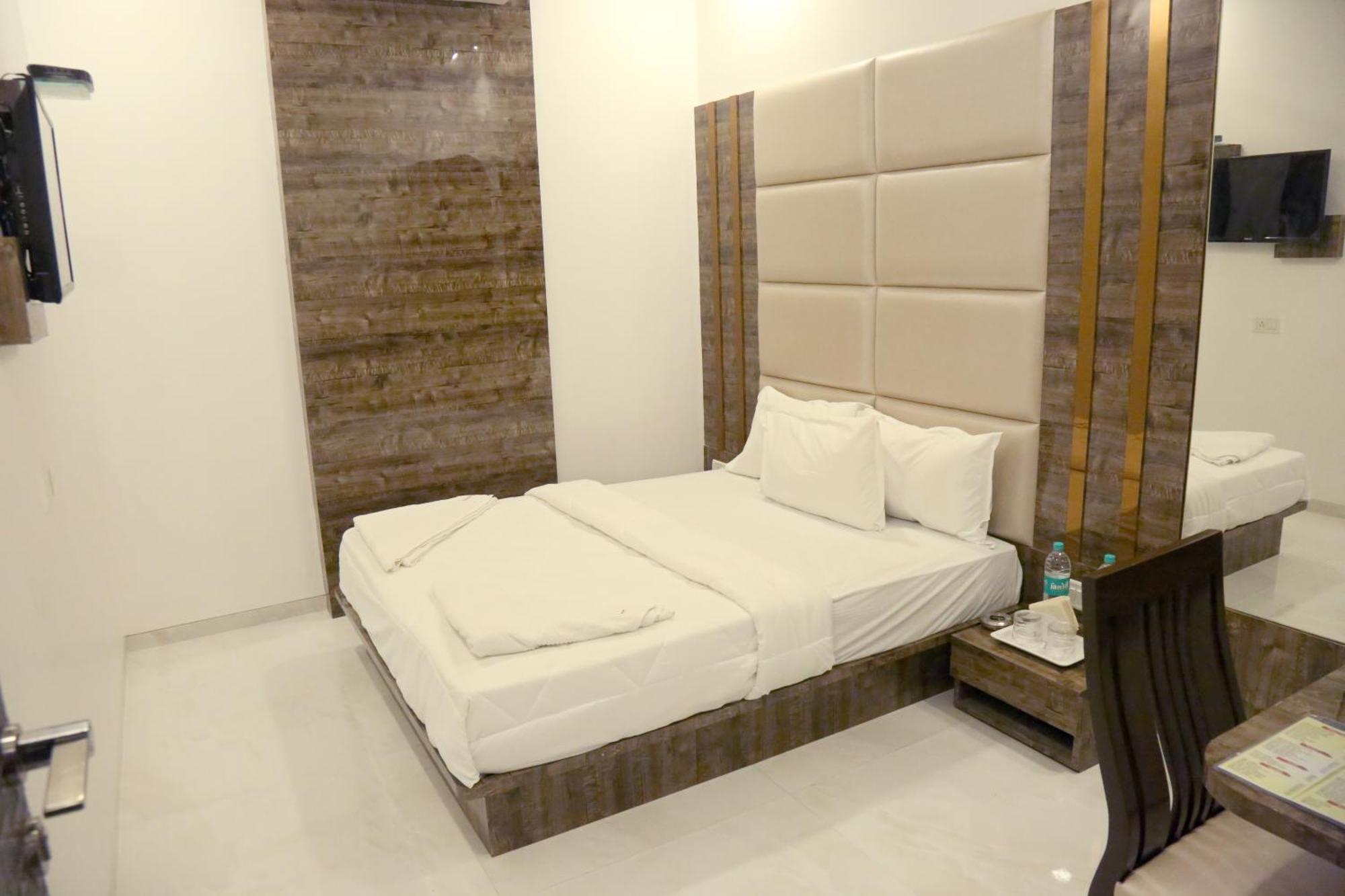 Hotel Magnum Airport T-2 Мумбай Екстериор снимка