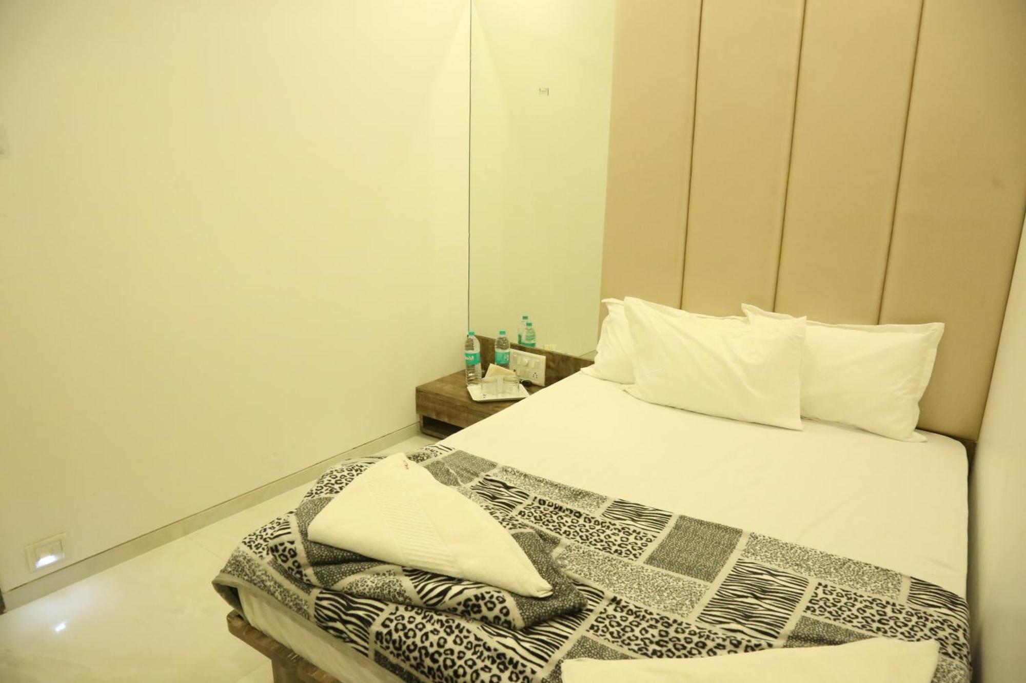 Hotel Magnum Airport T-2 Мумбай Екстериор снимка