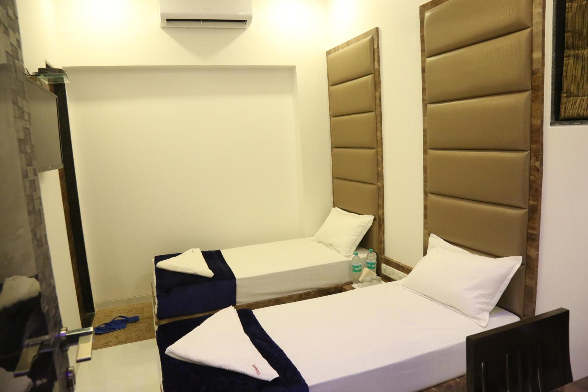 Hotel Magnum Airport T-2 Мумбай Екстериор снимка