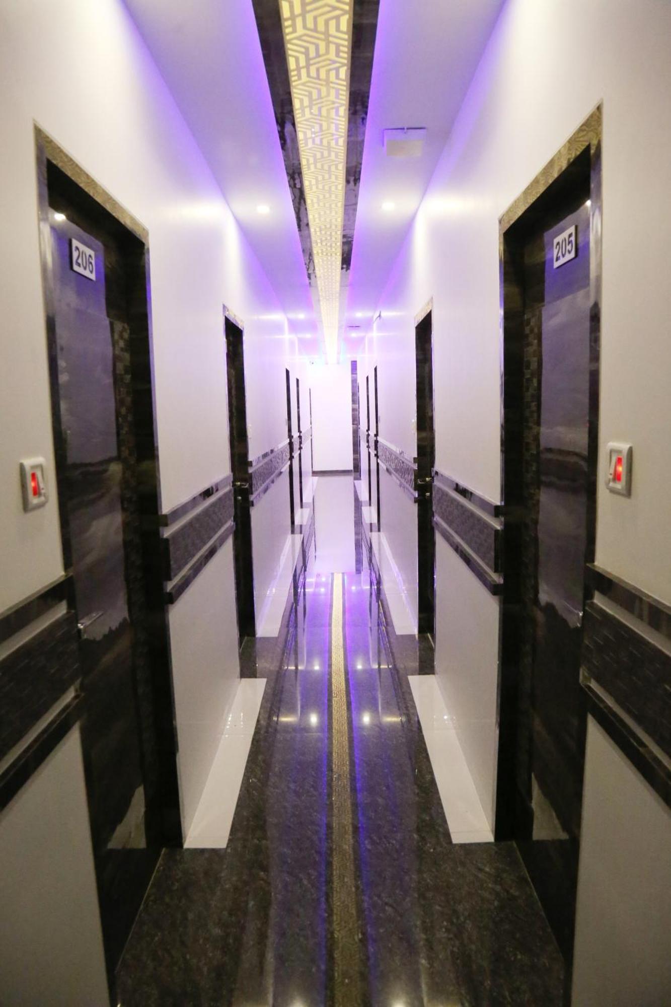 Hotel Magnum Airport T-2 Мумбай Екстериор снимка