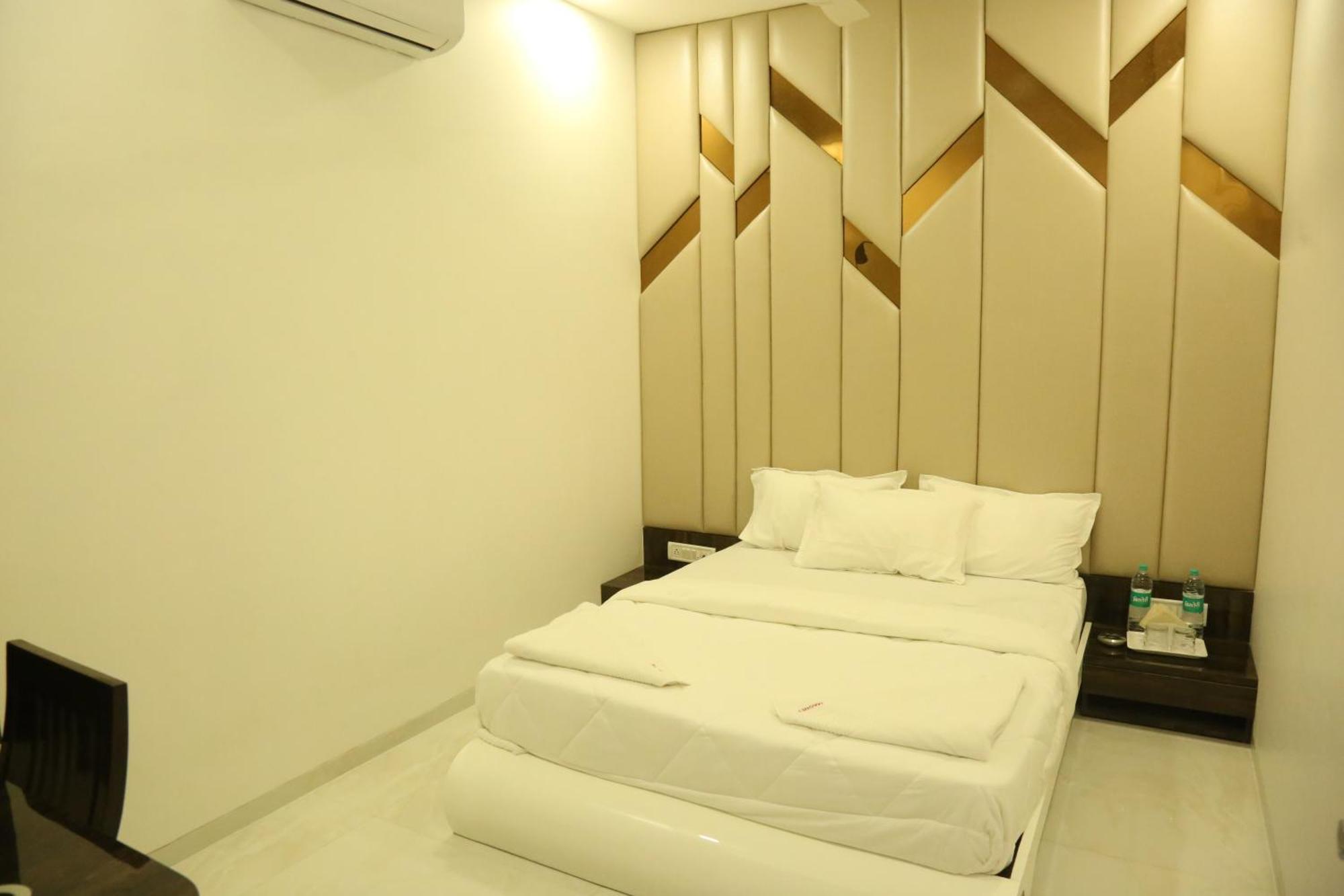 Hotel Magnum Airport T-2 Мумбай Екстериор снимка